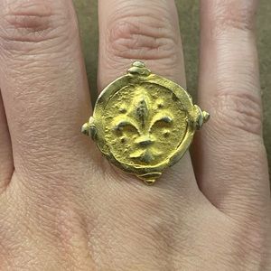 Fleur de lis seal ring